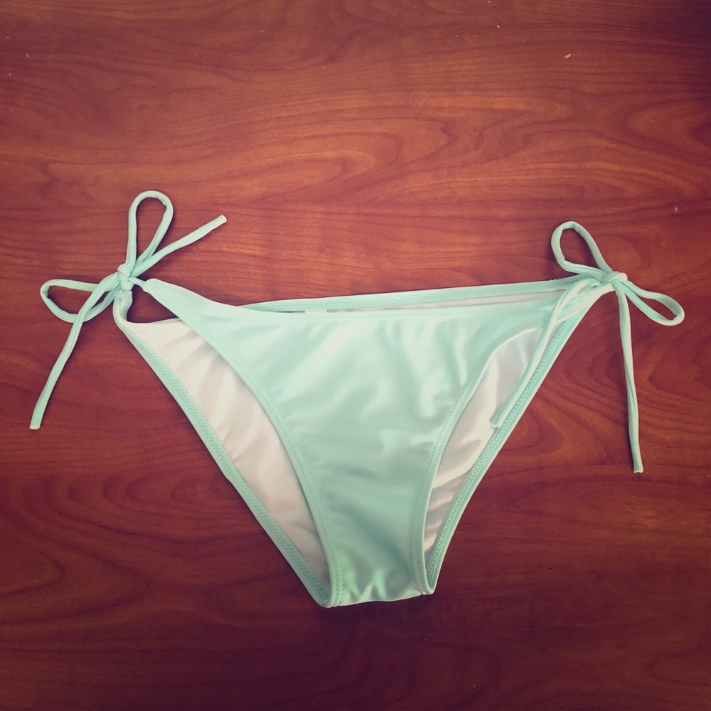 Bikini Set - Picture 3 of 4